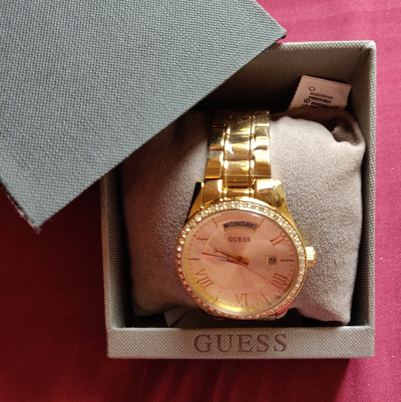 Women's GUESS watch - Picture 3 of 3